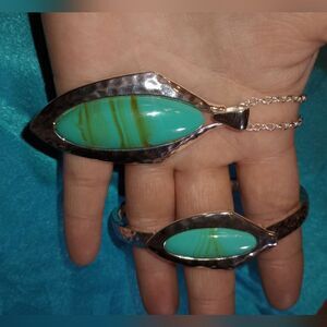 NWT fashion necklace and bracelet set